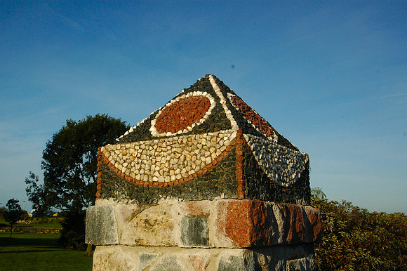 Sunny Dale Monument Detail